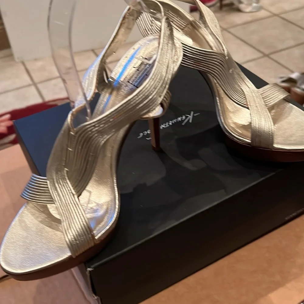 Pelle Moda Platform Sandals in Gold Cross Straps with Stacked Heel in Gold Sz 8